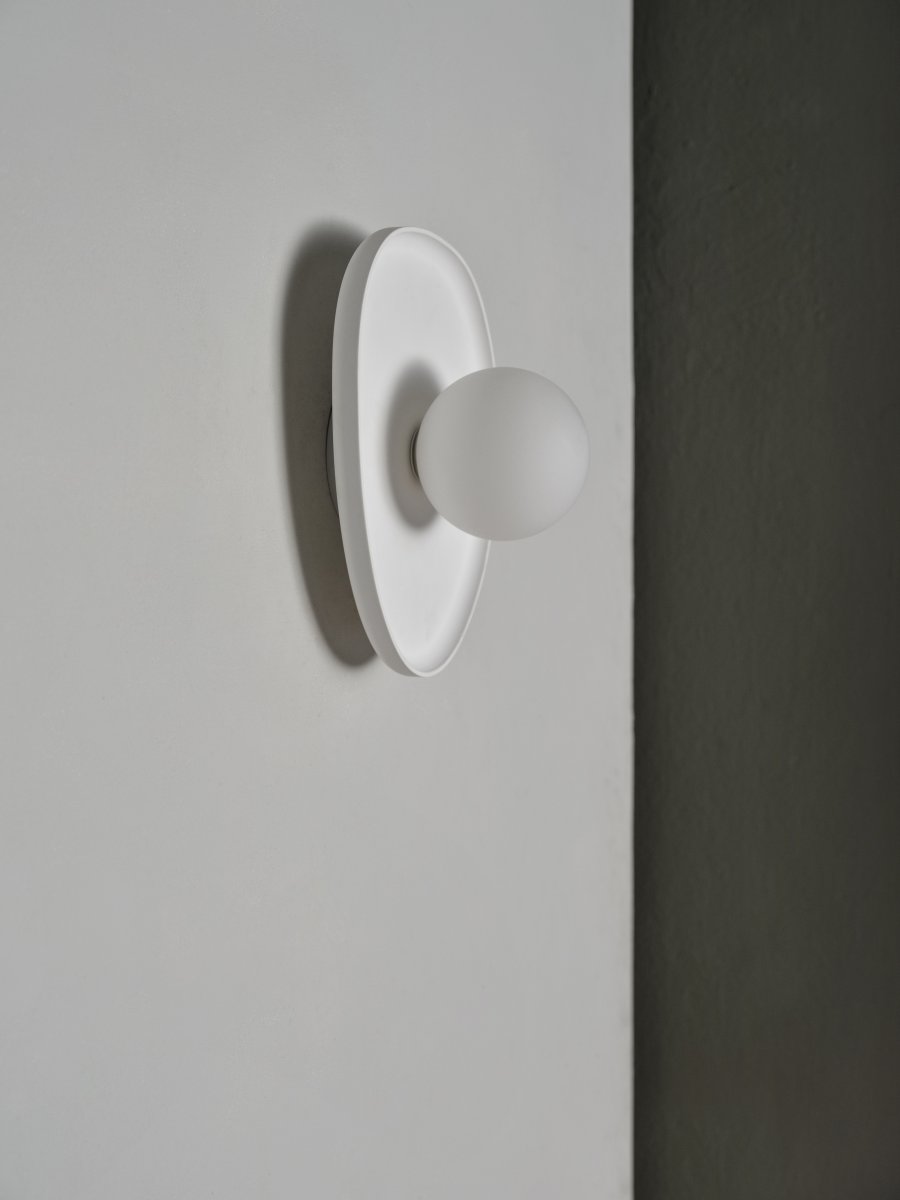 Plaster Nest 26cm Vit vägglampa från Osram - Glaskupan i opal som omfamnar ljusk&auml;llan skapar ett fint och bl&auml;ndfritt ljus i rummet.