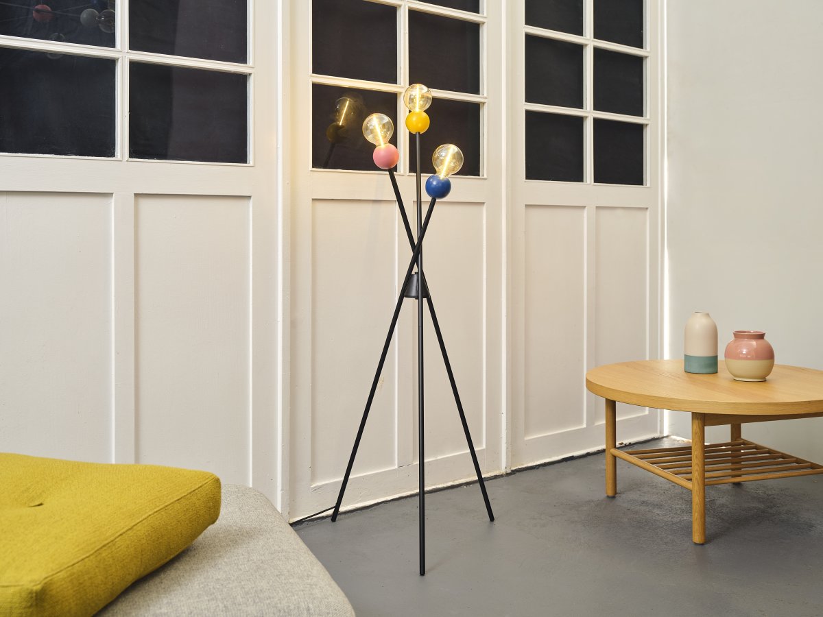 Bubble Flerfärgad golvlampa från Ledvance - Bubble &auml;r en unik golvlampa med h&auml;rliga kul&ouml;rer i en lekfull design.