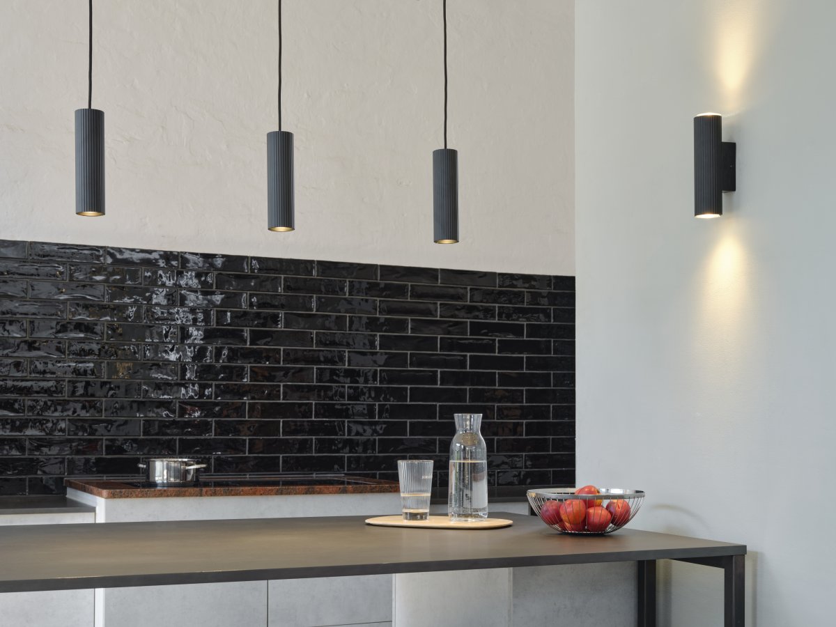 Drums 82cm Svart taklampa från Ledvance - De mattsvarta ribbade spotlightsen ger fin ljusspridning ner&aring;t.