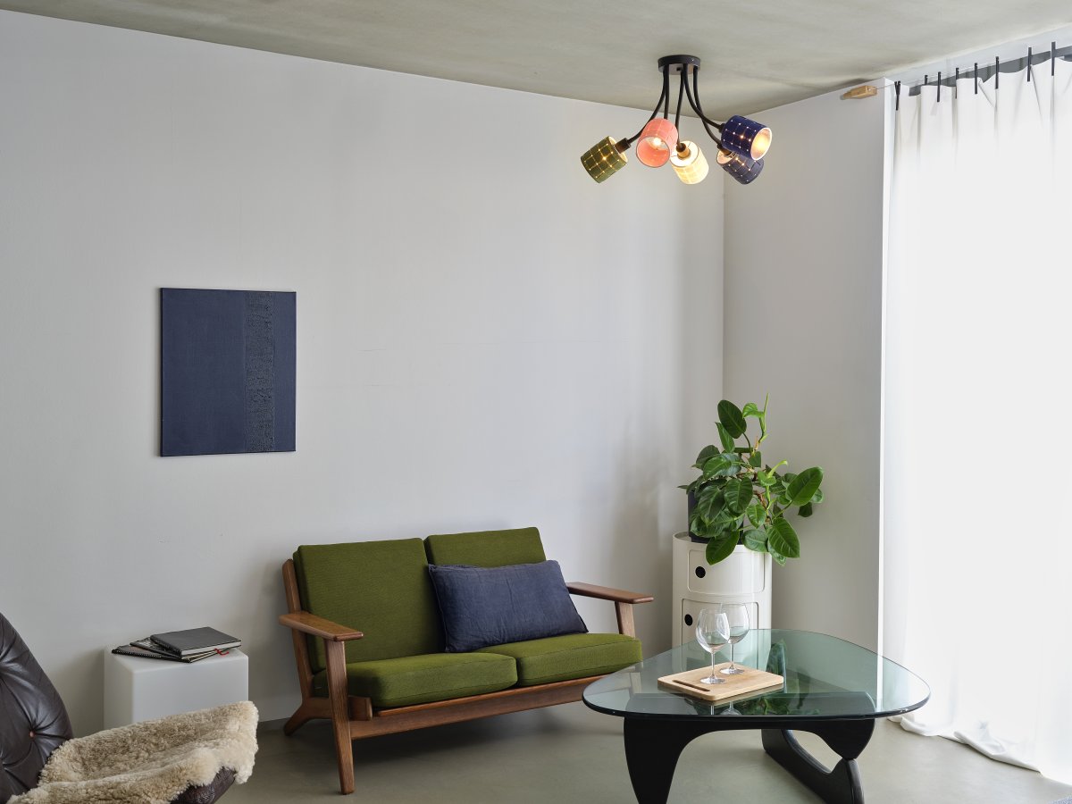 Felt Weaving Cans 63cm Flerfärgad plafond från Ledvance - Varje arm har en sk&auml;rm av fl&auml;tad filt vilket ger en fin och varm ljusspridning i rummet.
