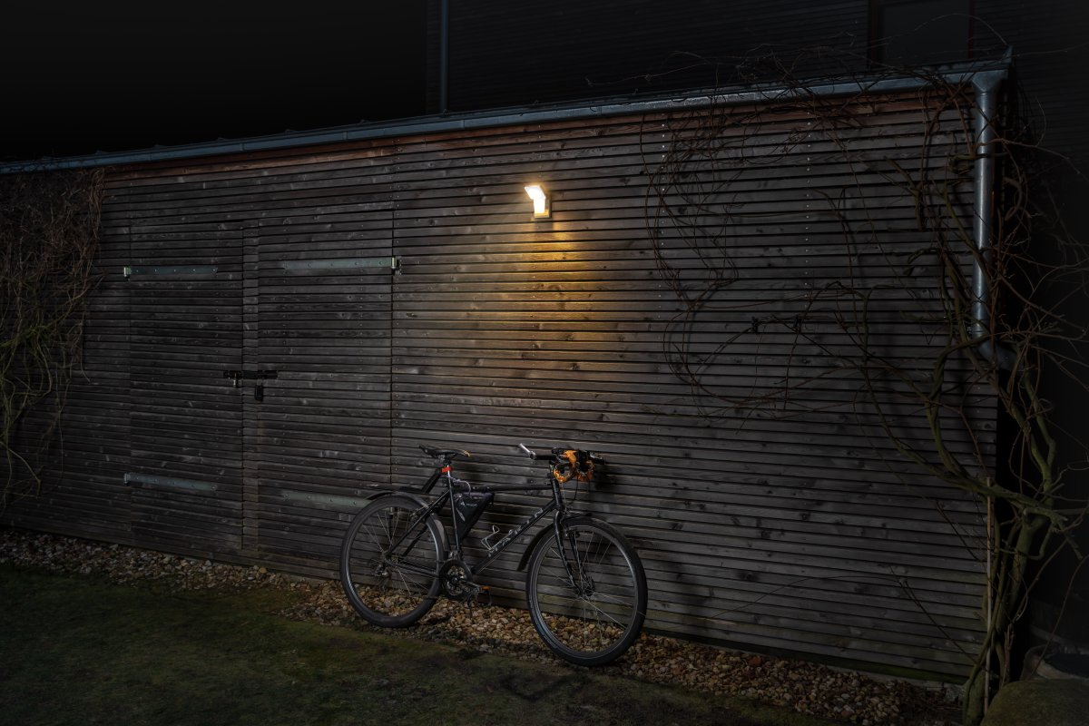 PRO Spot Sensor 16W Mörkgrå utelampa från Osram - Den inbyggda r&ouml;relse-&nbsp;och skymningssensorn g&ouml;r att lampan t&auml;nds automatiskt vid r&ouml;relse i m&ouml;rker, vilket ger b&aring;de s&auml;kerhet och energieffektivitet.