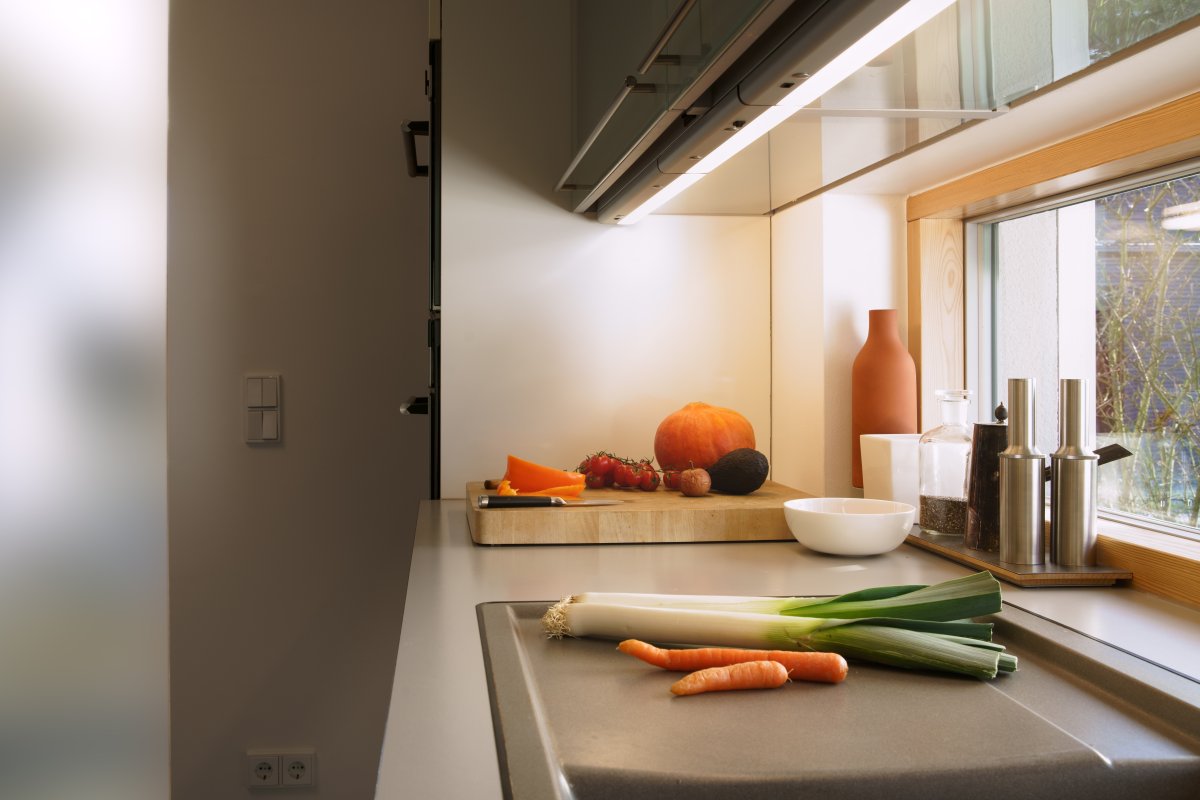 Flat Eco 5W 4000K 37cm Silver från Ledvance - Lampan skruvas fast och ansluts sedan med mef&ouml;ljande kabel och väggkontakt.