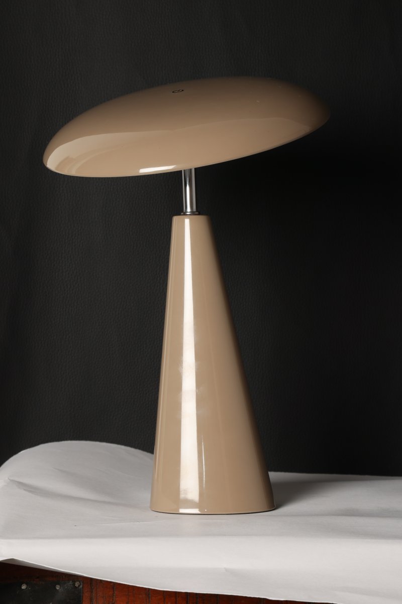 Audrey 33cm Ljusbrun portabel från Eja - Den integrerade LED-belysningen ger ett behagligt ljus och lampan &auml;r dimbar f&ouml;r att enkelt skapa r&auml;tt st&auml;mning i rummet.