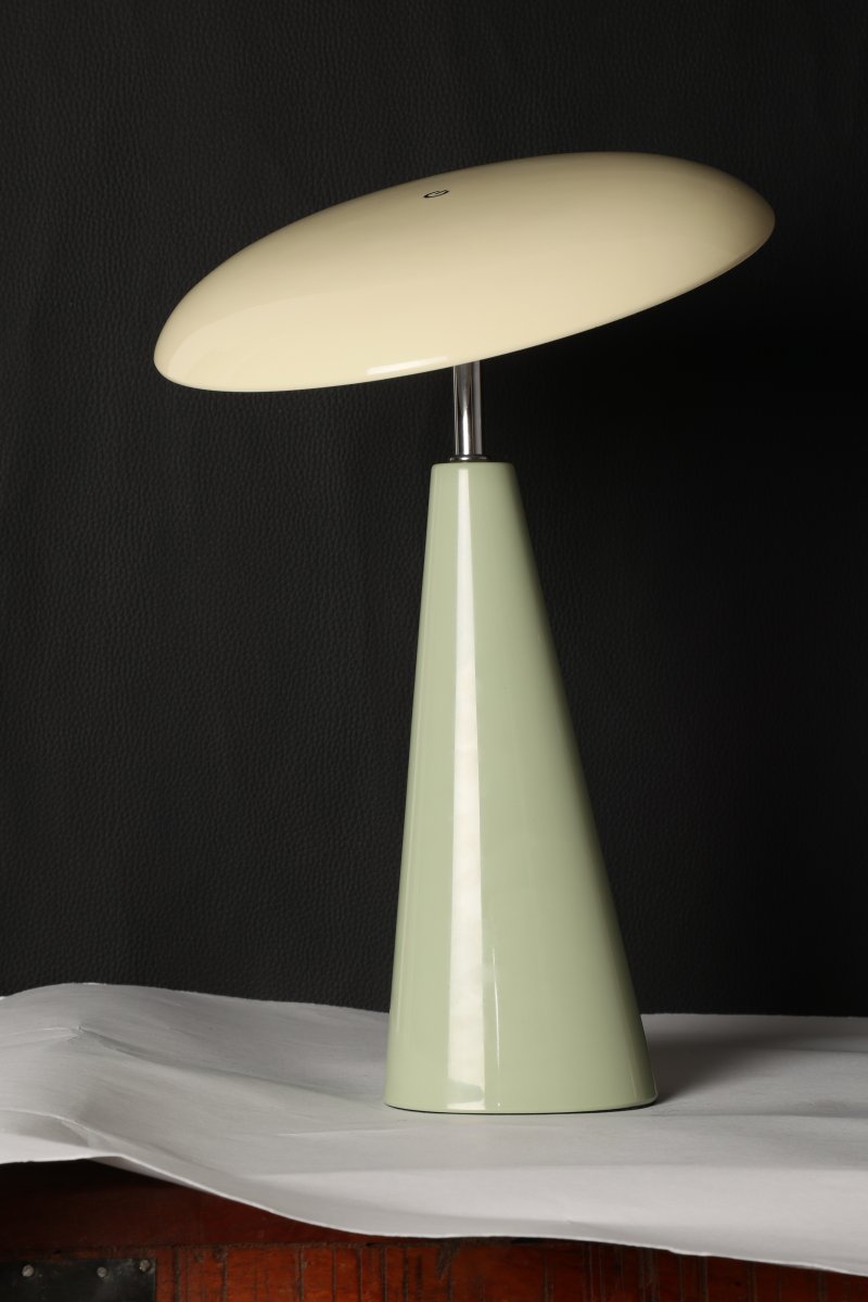 Audrey 33cm Ljusgrön/beige portabel från Eja - Den integrerade LED-belysningen ger ett behagligt ljus och lampan &auml;r dimbar f&ouml;r att enkelt skapa r&auml;tt st&auml;mning i rummet.