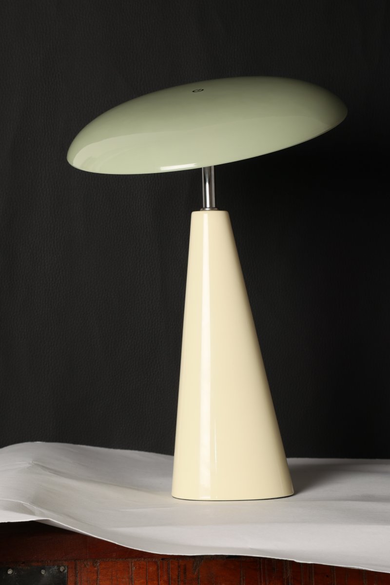 Audrey 33cm Beige/ljusgrön portabel från Eja - Den integrerade LED-belysningen ger ett behagligt ljus och lampan &auml;r dimbar f&ouml;r att enkelt skapa r&auml;tt st&auml;mning i rummet.