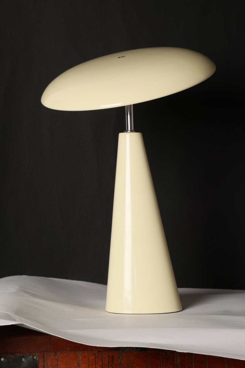 Audrey 33cm Beige portabel från Eja - Den integrerade LED-belysningen ger ett behagligt ljus och lampan &auml;r dimbar f&ouml;r att enkelt skapa r&auml;tt st&auml;mning i rummet.