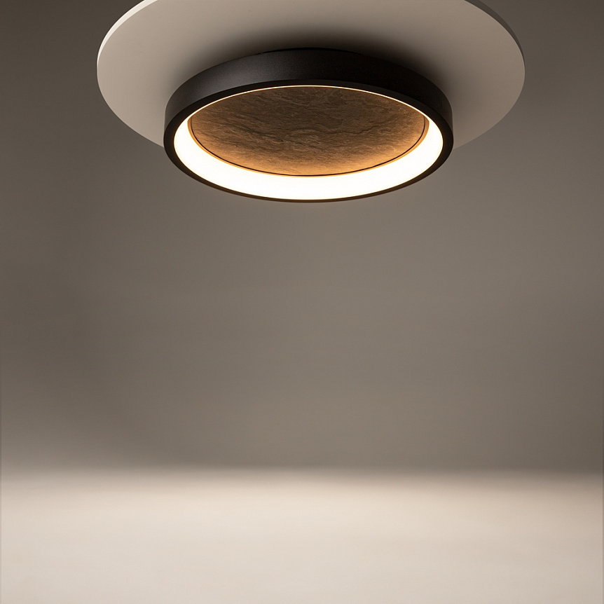 Orign Ø60 Svart plafond från Maytoni - Orign &auml;r en plafond i metall med en elegant stenimitation i mitten som ger ett naturligt och exklusivt intryck.