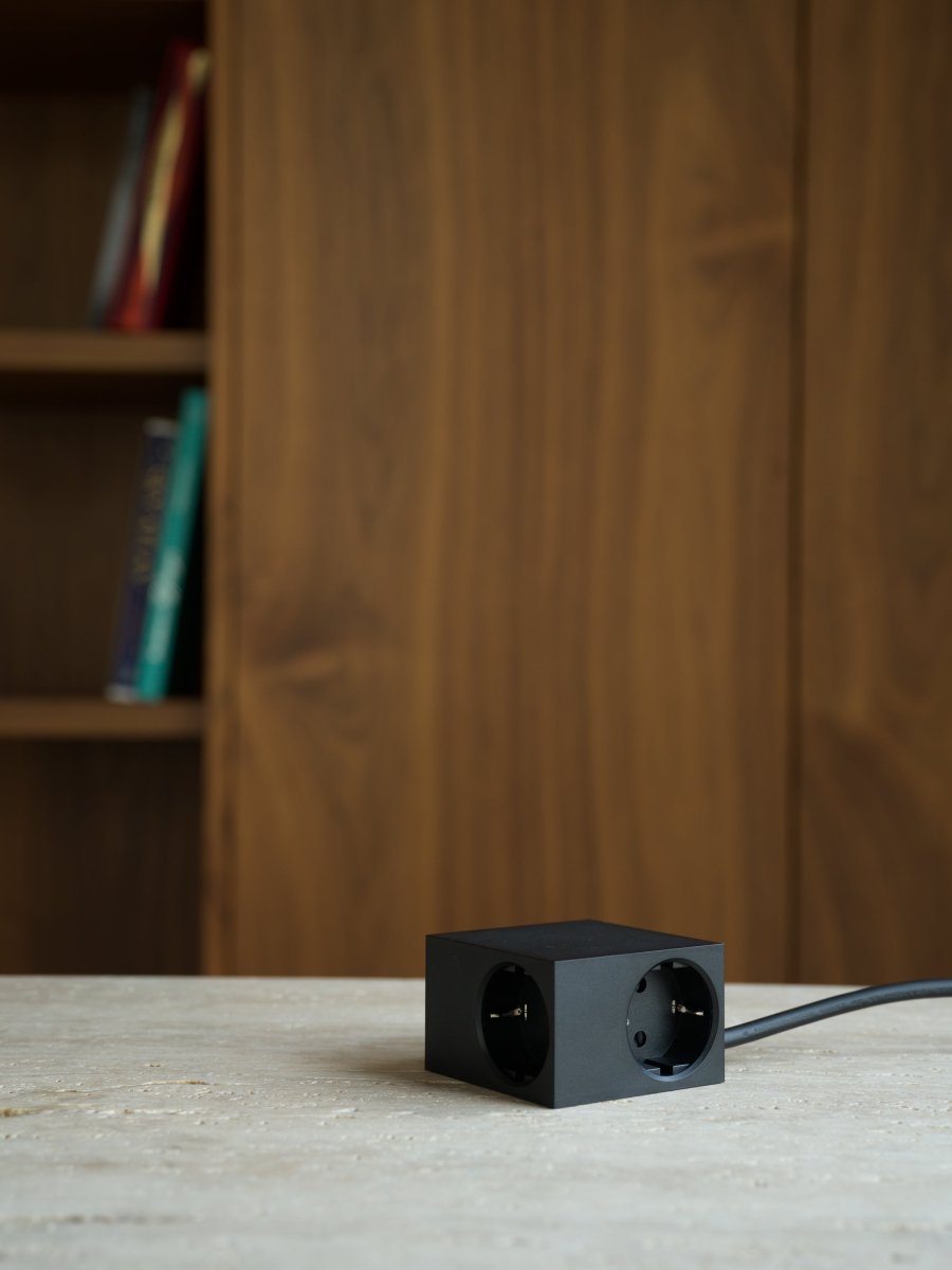 Cuboid Svart från Kord - Den f&ouml;renar estetik och funktion f&ouml;r m&auml;nniskor som uppskattar smart design i minsta detalj &ndash; till och med i ett grenuttag.