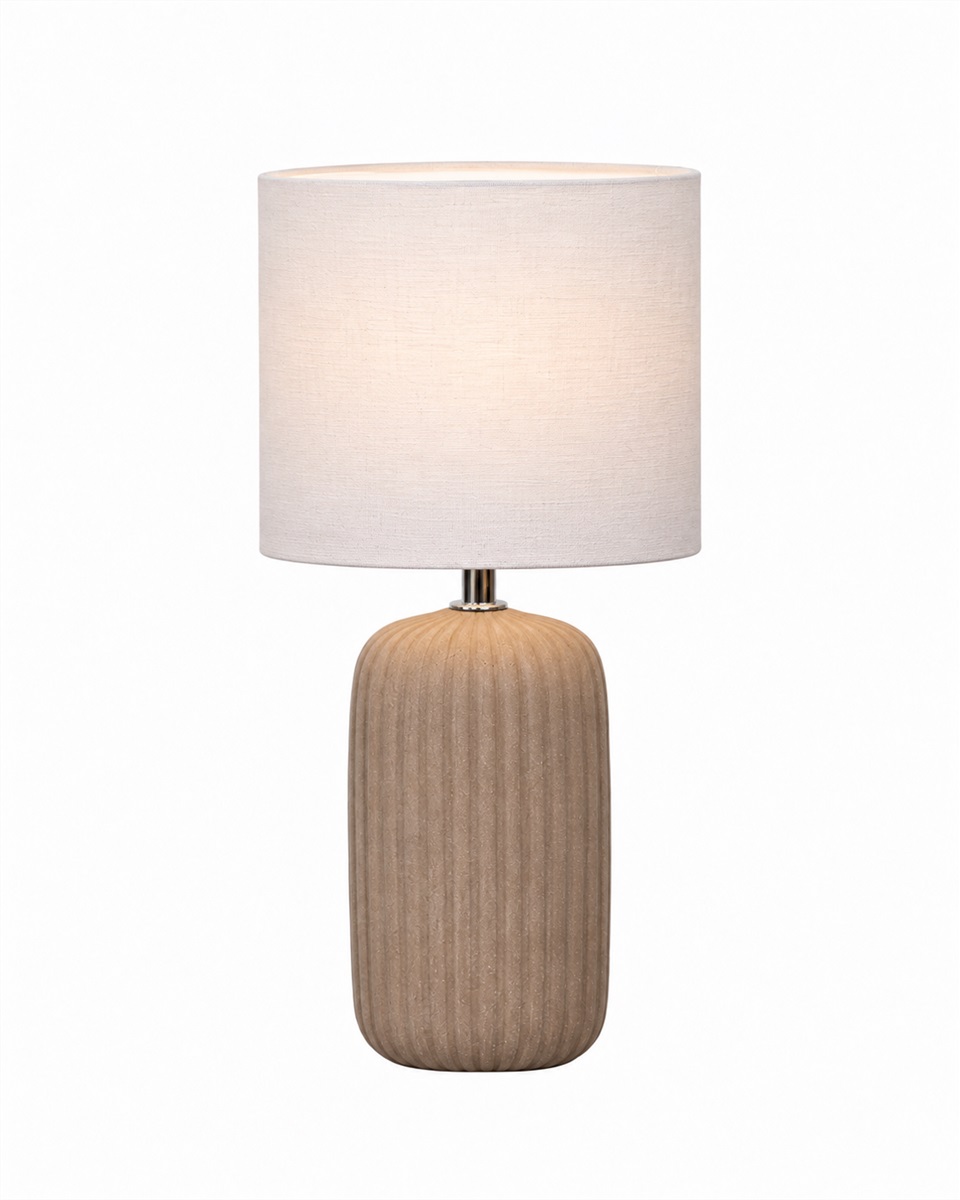 Palizzo 33cm Brun bordslampa från Nordic Lighting - Lampfoten har en matt, sandliknande finish i en varm brun ton och en r&auml;fflad struktur som ger lampan ett mjukt och dekorativt uttryck.