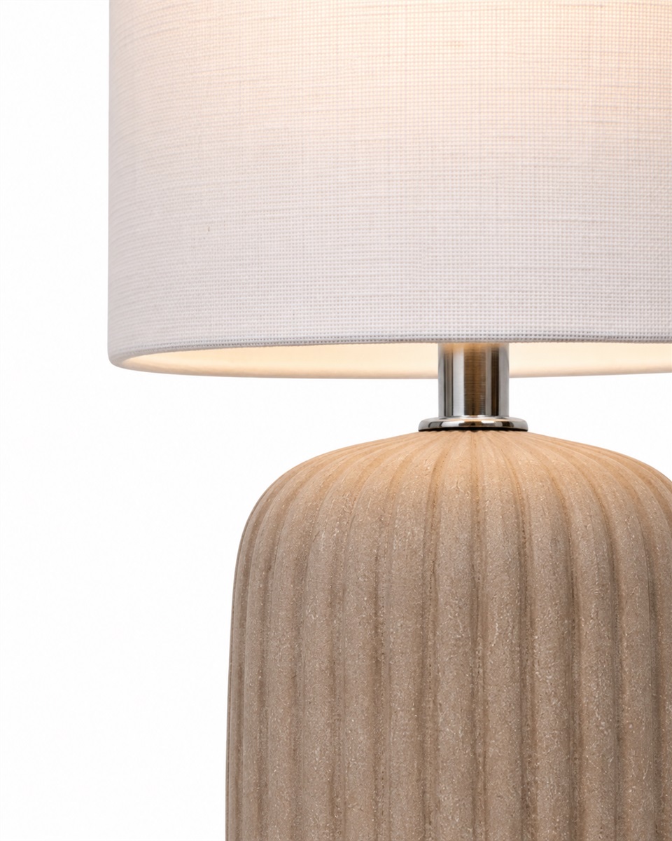 Palizzo 33cm Brun bordslampa från Nordic Lighting - Lampfoten har en matt, sandliknande finish i en varm brun ton och en r&auml;fflad struktur som ger lampan ett mjukt och dekorativt uttryck.