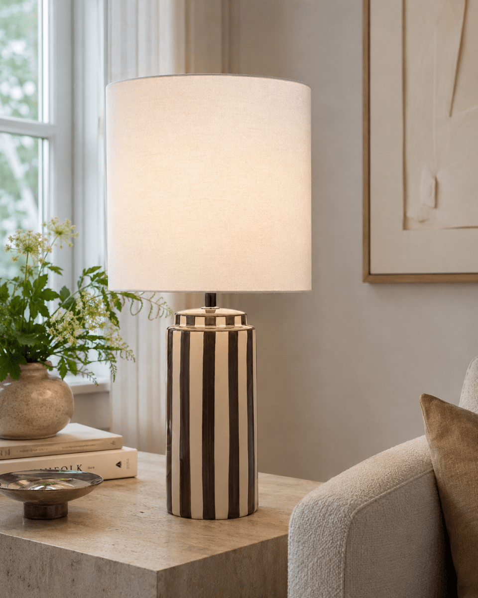 Faro 50cm Brun/vit bordslampa från Nordic Lighting - Lampfoten &auml;r tillverkad i keramik med kr&auml;mvit botten och bruna r&auml;nder som ger ett levande men balanserat intryck.