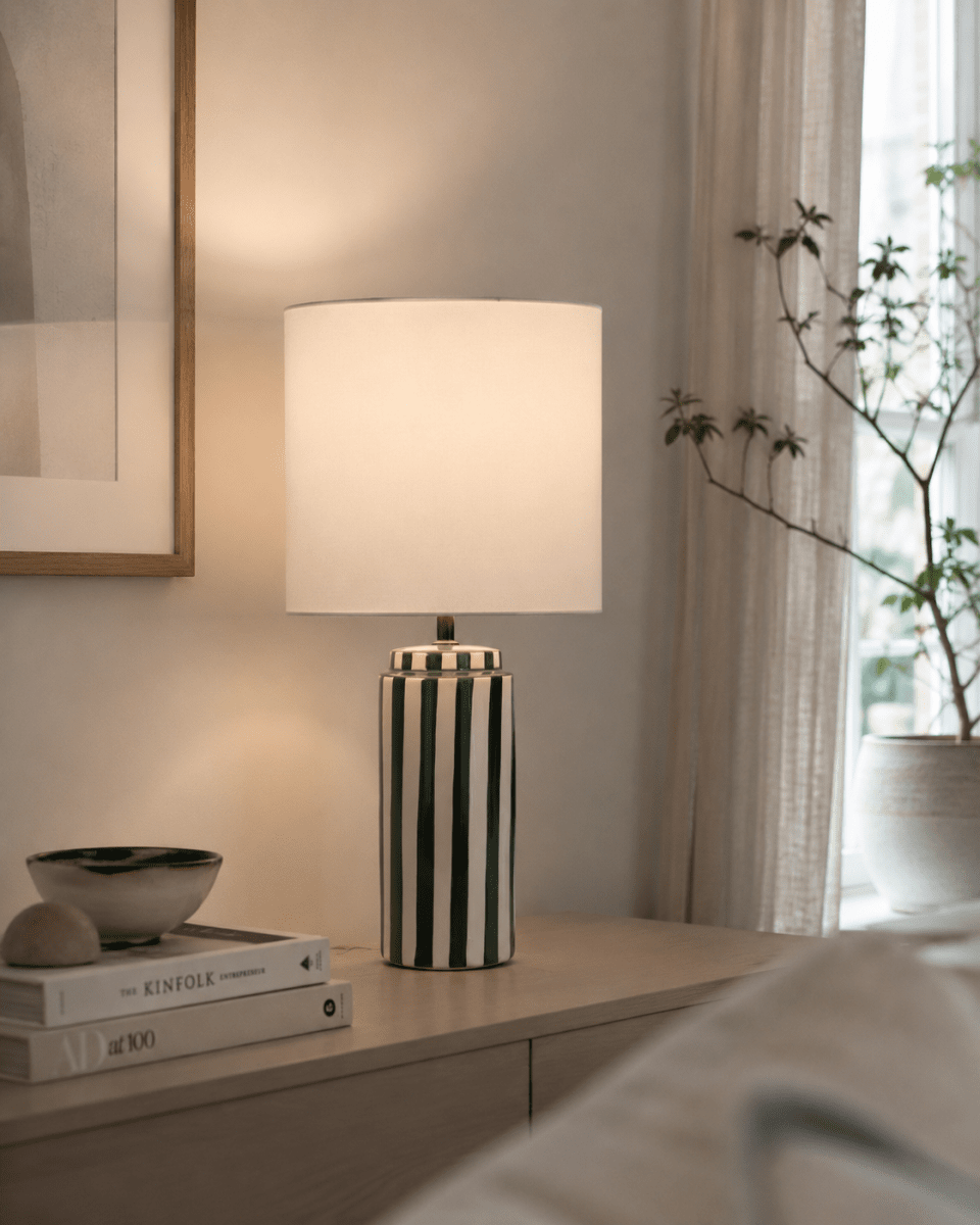 Faro 50cm Grön/vit bordslampa från Nordic Lighting - Lampfoten &auml;r tillverkad i keramik med kr&auml;mvit botten och gr&ouml;na r&auml;nder som ger ett levande men balanserat intryck.
