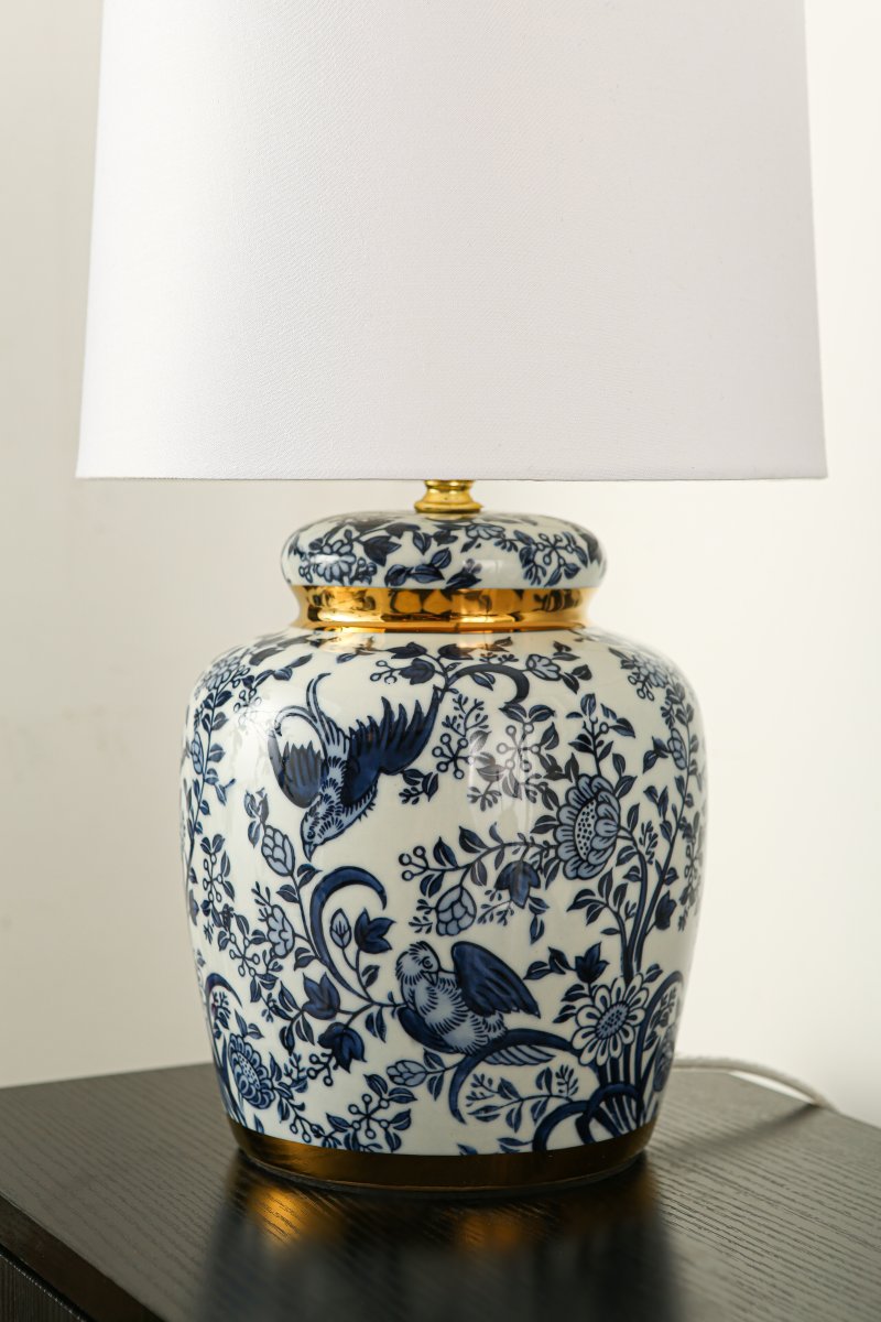 Blomstermåla 43cm Blå bordslampa från Lampan - Vacker bordslampa med dekorativt bl&aring;tt och vitt m&ouml;nster p&aring; porslinbasen med m&auml;ssingdetaljer.