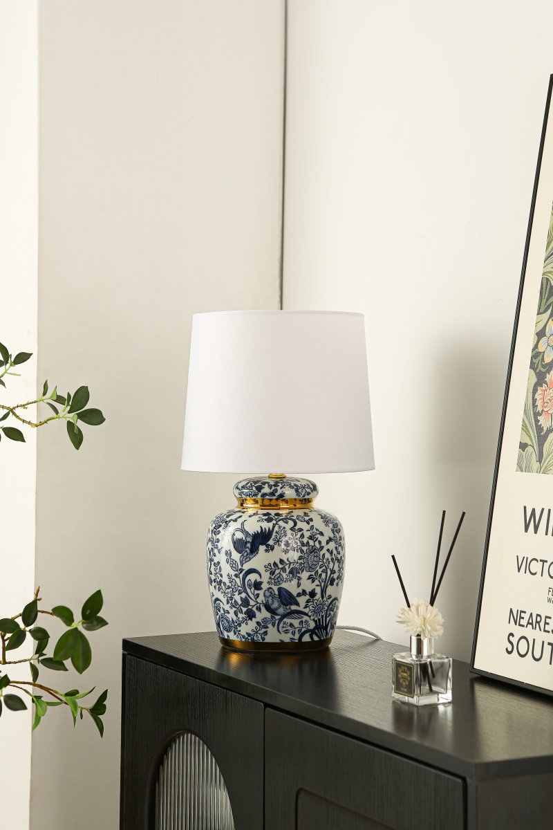 Blomstermåla 43cm Blå bordslampa från Lampan - Vacker bordslampa med dekorativt bl&aring;tt och vitt m&ouml;nster p&aring; porslinbasen med m&auml;ssingdetaljer.