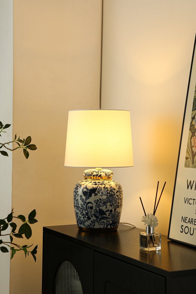 Blomstermåla 43cm Blå bordslampa från Lampan - Vacker bordslampa med dekorativt bl&aring;tt och vitt m&ouml;nster p&aring; porslinbasen med m&auml;ssingdetaljer.