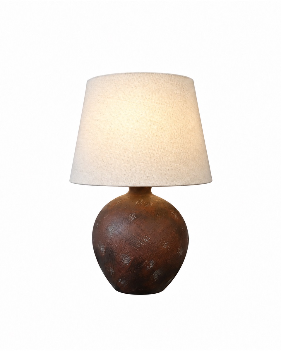 Bellmini 30cm Mörkbrun bordslampa från Nordic Lighting - Bellmini bordslampa har en vacker keramisk fot i mörkbrun, rustik finish och en beige linneskärm.