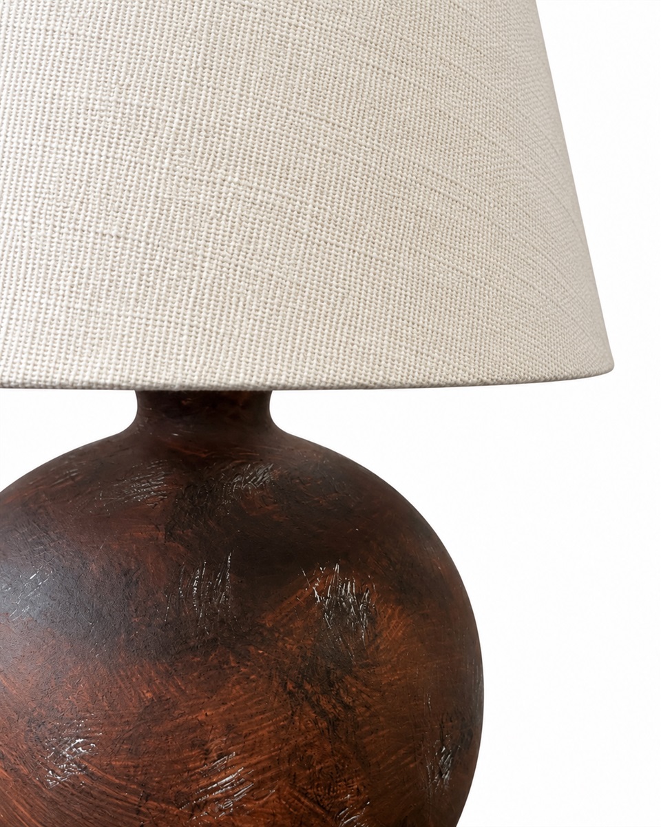 Bellmini 30cm Mörkbrun bordslampa från Nordic Lighting - Bellmini bordslampa har en vacker keramisk fot i mörkbrun, rustik finish och en beige linneskärm.