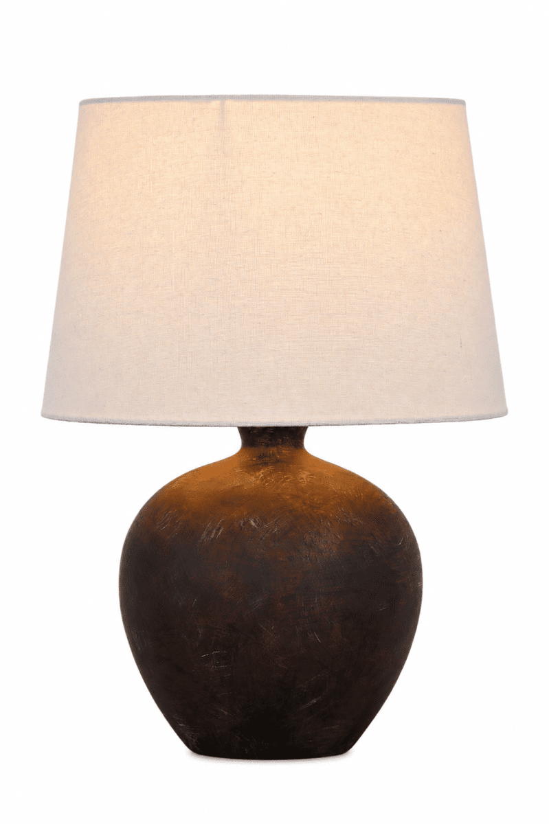 Bella 42cm Mörkbrun bordslampa från Nordic Lighting - Bella bordslampa har en vacker keramisk fot i m&ouml;rkbrun, rustik finish och en beige linnesk&auml;rm.
