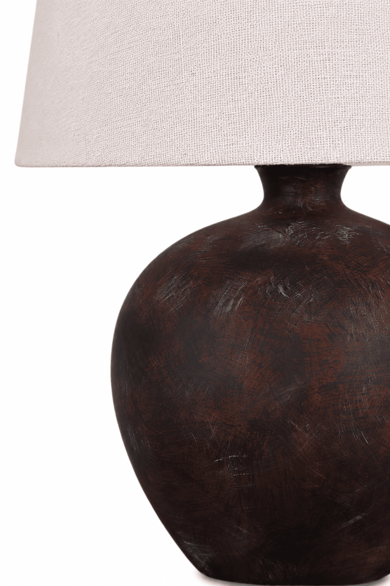 Bella 42cm Mörkbrun bordslampa från Nordic Lighting - Bella bordslampa har en vacker keramisk fot i m&ouml;rkbrun, rustik finish och en beige linnesk&auml;rm.