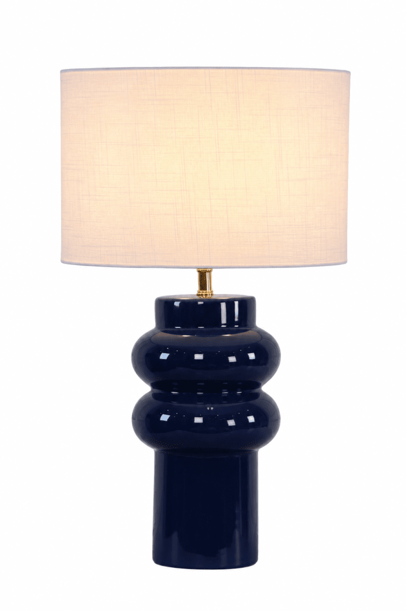 Anelli 56cm Blå bordslampa från Nordic Lighting - Anelli&nbsp;bordslampa med bl&aring;, glansig keramisk fot och vit linnesk&auml;rm &auml;r en elegant och modern inredningsdetalj.