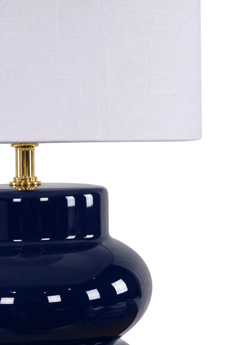 Anelli 56cm Blå bordslampa från Nordic Lighting - Anelli&nbsp;bordslampa med bl&aring;, glansig keramisk fot och vit linnesk&auml;rm &auml;r en elegant och modern inredningsdetalj.