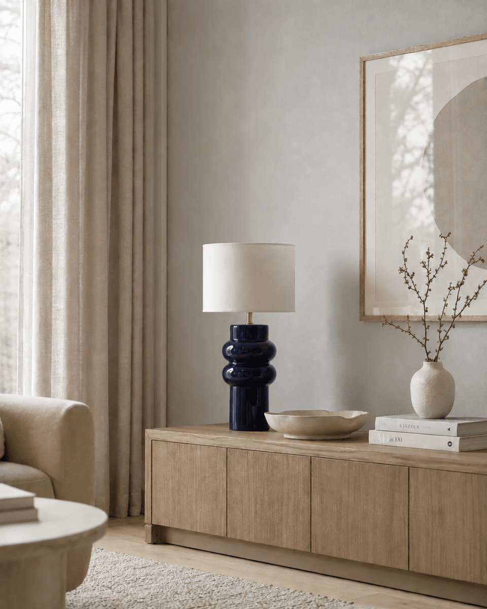 Anelli 56cm Blå bordslampa från Nordic Lighting - Anelli&nbsp;bordslampa med bl&aring;, glansig keramisk fot och vit linnesk&auml;rm &auml;r en elegant och modern inredningsdetalj.
