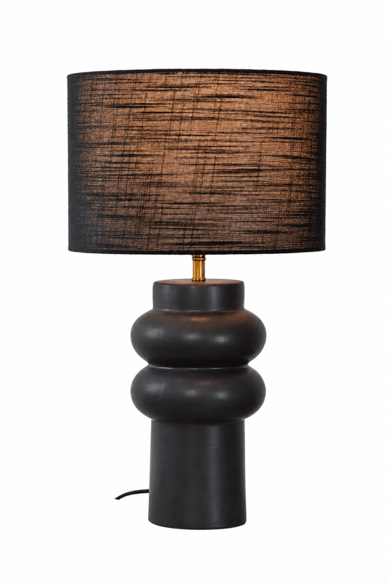 Anelli 56cm Svart bordslampa från Nordic Lighting - Den unika, skulpterade formen och m&ouml;rka f&auml;rgtonen ger ett modernt och sofistikerat uttryck.