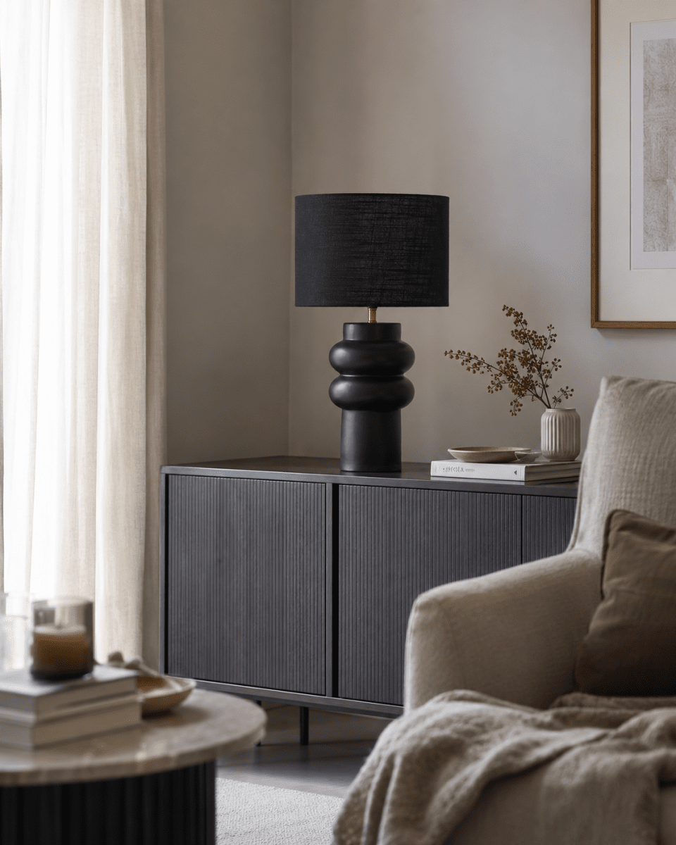 Anelli 56cm Svart bordslampa från Nordic Lighting - Den unika, skulpterade formen och m&ouml;rka f&auml;rgtonen ger ett modernt och sofistikerat uttryck.