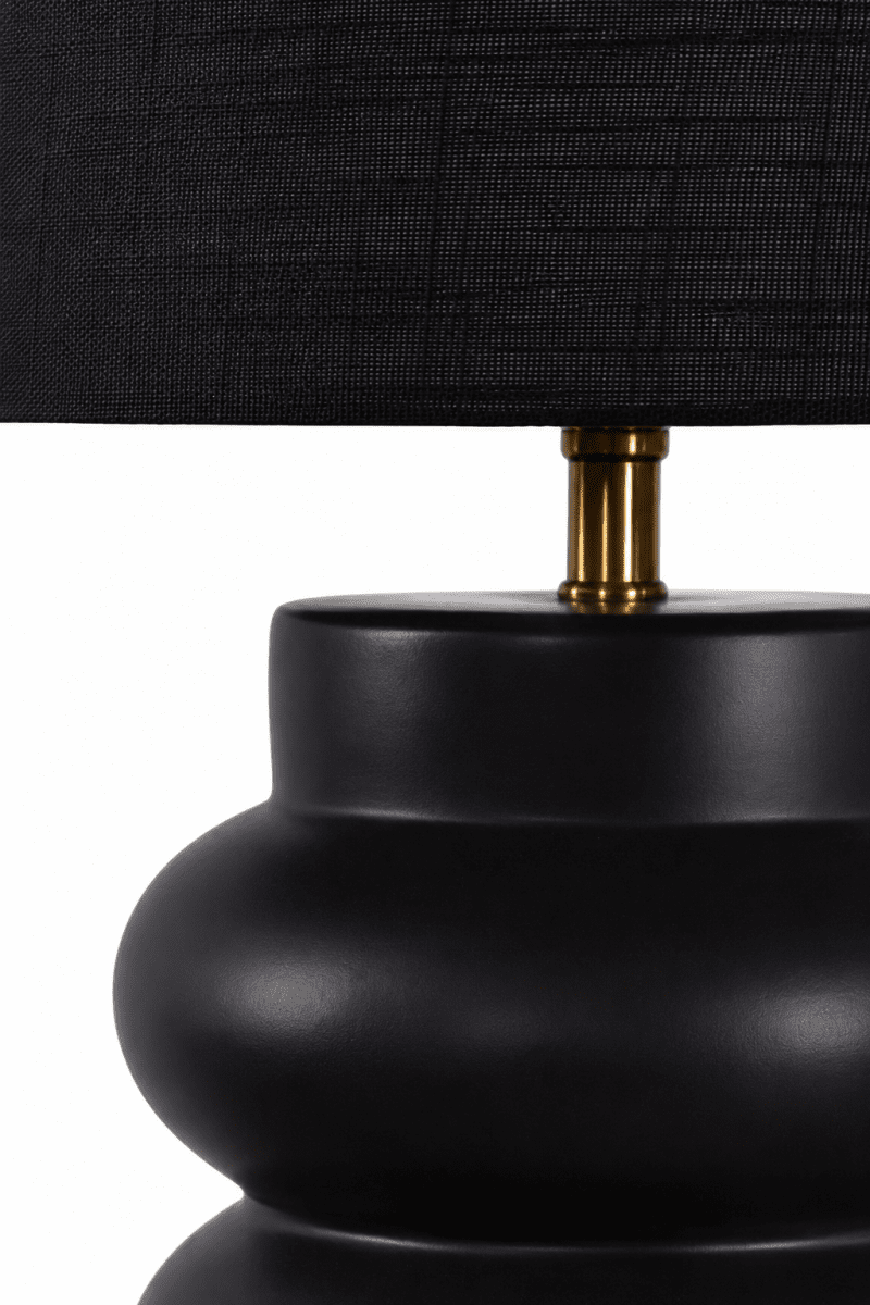 Anelli 56cm Svart bordslampa från Nordic Lighting - Den unika, skulpterade formen och m&ouml;rka f&auml;rgtonen ger ett modernt och sofistikerat uttryck.