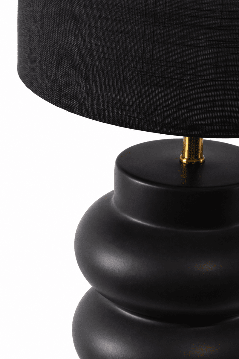 Anelli 56cm Svart bordslampa från Nordic Lighting - Den unika, skulpterade formen och m&ouml;rka f&auml;rgtonen ger ett modernt och sofistikerat uttryck.