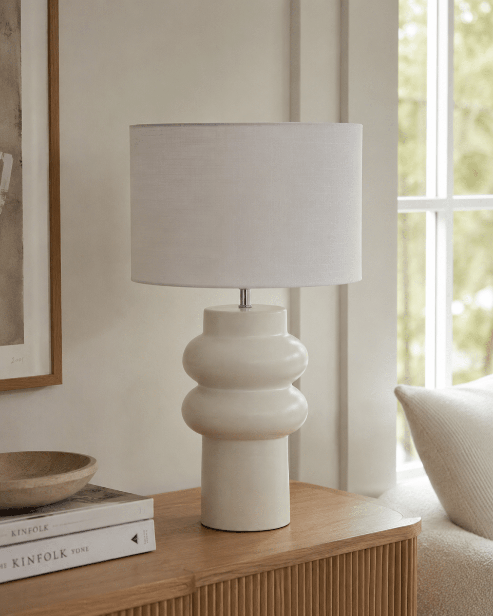 Anelli 56cm Vit bordslampa från Nordic Lighting - Perfekt f&ouml;r att skapa en varm och inbjudande atmosf&auml;r i b&aring;de vardagsrum och sovrum.