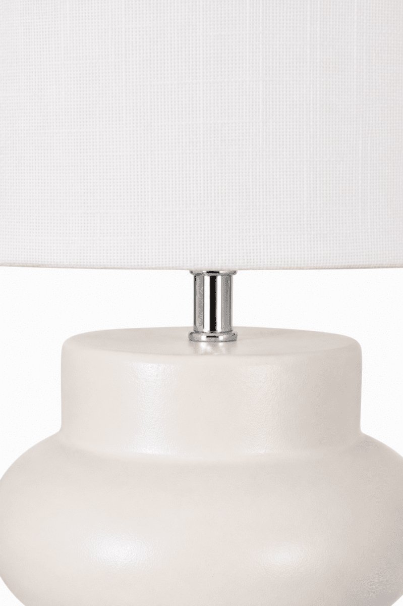 Anelli 56cm Vit bordslampa från Nordic Lighting - Perfekt f&ouml;r att skapa en varm och inbjudande atmosf&auml;r i b&aring;de vardagsrum och sovrum.