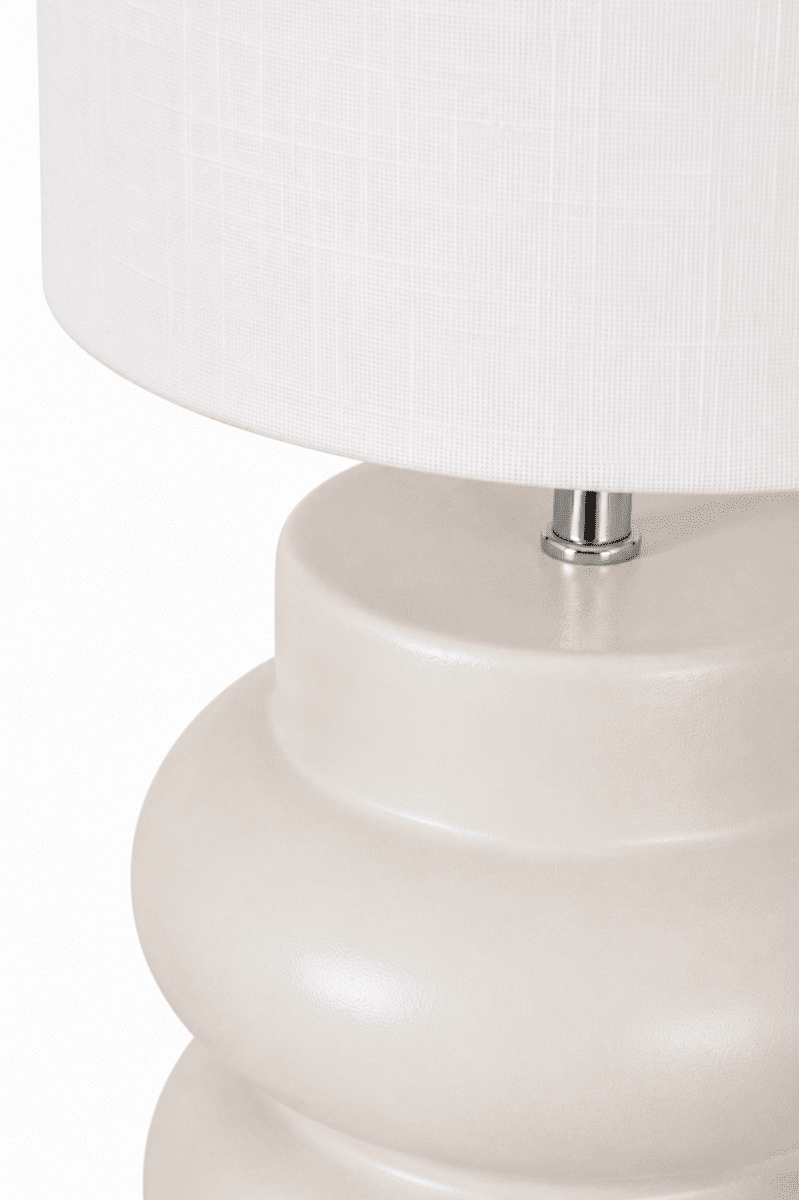 Anelli 56cm Vit bordslampa från Nordic Lighting - Perfekt f&ouml;r att skapa en varm och inbjudande atmosf&auml;r i b&aring;de vardagsrum och sovrum.