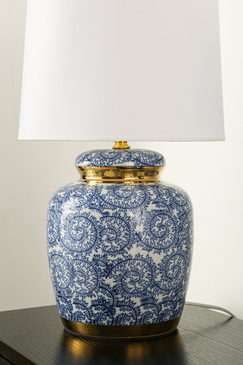 Mönsterås 43cm Blå bordslampa från Lampan - Vacker bordslampa med dekorativt bl&aring;tt och vitt m&ouml;nster p&aring; porslinbasen med m&auml;ssingdetaljer.