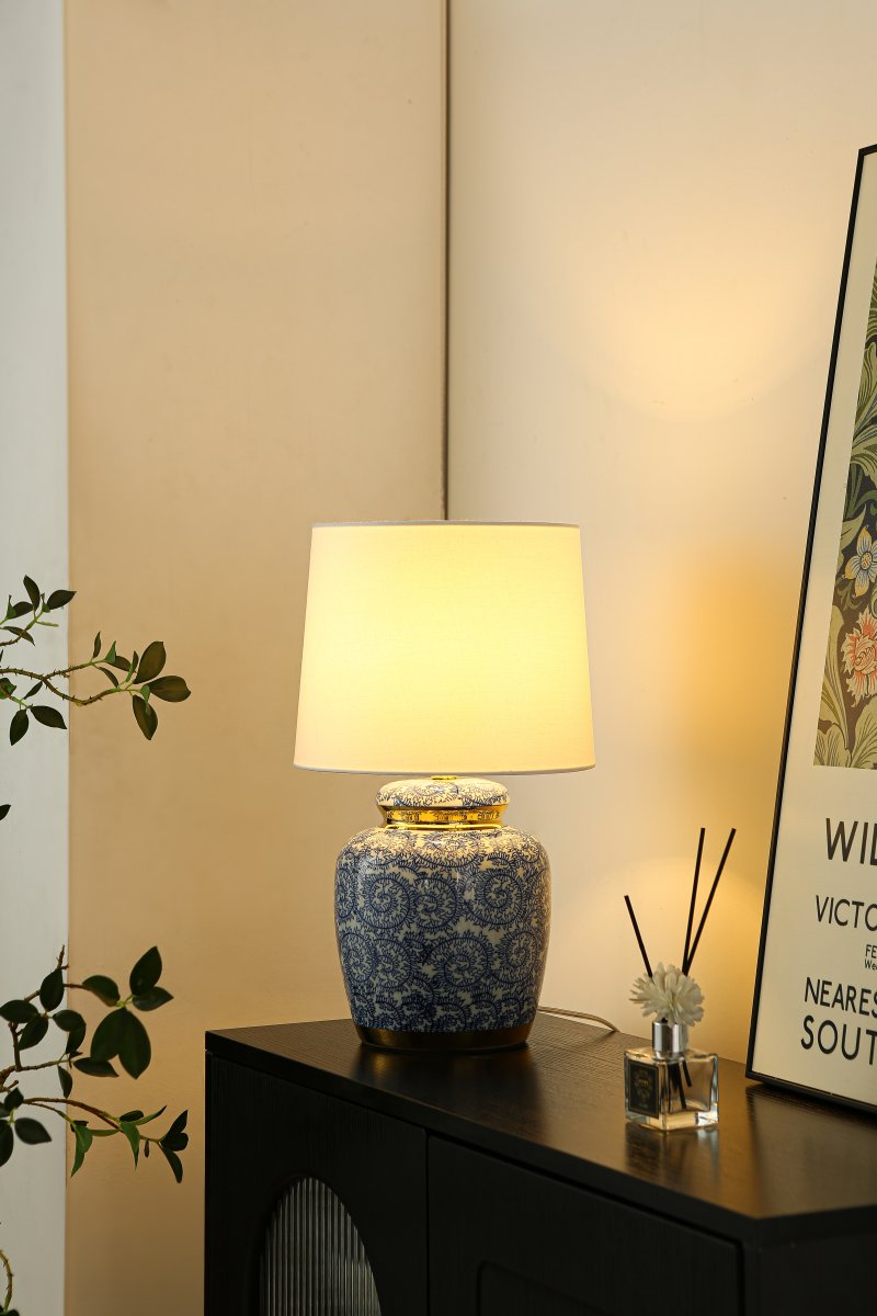 Mönsterås 43cm Blå bordslampa från Lampan - Vacker bordslampa med dekorativt bl&aring;tt och vitt m&ouml;nster p&aring; porslinbasen med m&auml;ssingdetaljer.