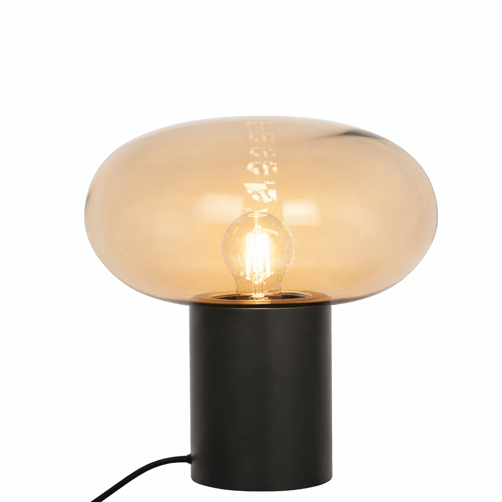 Alba 32cm Svart/amber bordslampa från Nordic Lighting - Den svarta metallfoten ger ett stabilt och elegant uttryck, medan den b&auml;rnstensf&auml;rgade glaskupan skapar ett mjukt och st&auml;mningsfullt ljus.