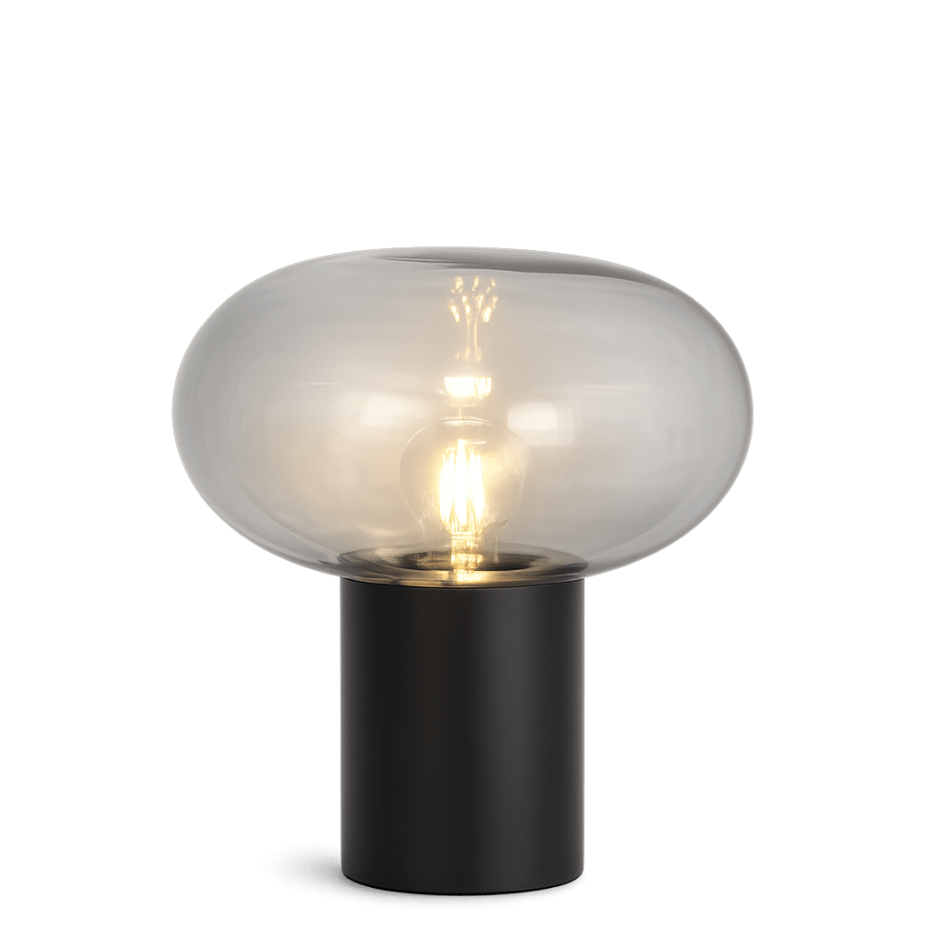 Alba 32cm Svart/Rökfärgad bordslampa från Nordic Lighting - Den svarta metallfoten ger ett stabilt och elegant uttryck, medan den r&ouml;kf&auml;rgade glaskupan skapar ett mjukt och st&auml;mningsfullt ljus.