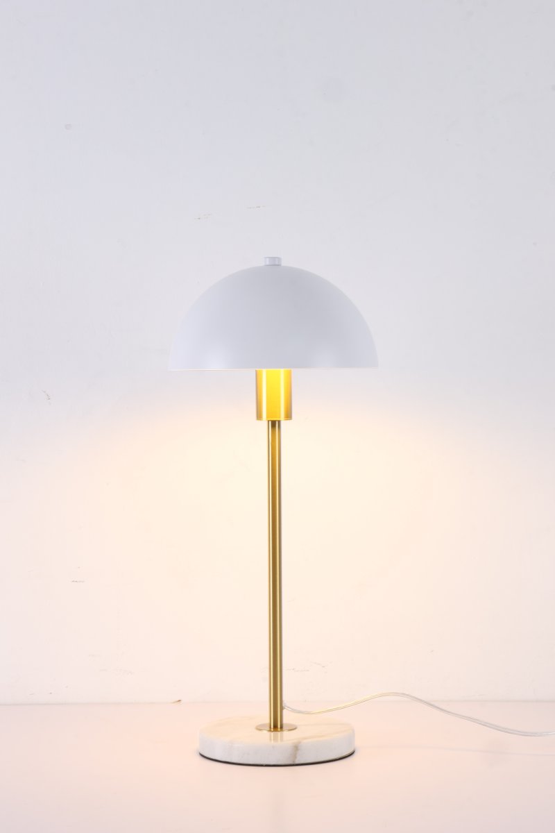 Dito 47cm Vit bordslampa från Nordic Lighting - Den vita sk&auml;rmen och naturvita marmorfoten skapar ett sofistikerat uttryck, medan st&aring;ngen i blank guldfinish tillf&ouml;r en varm och lyxig k&auml;nsla.