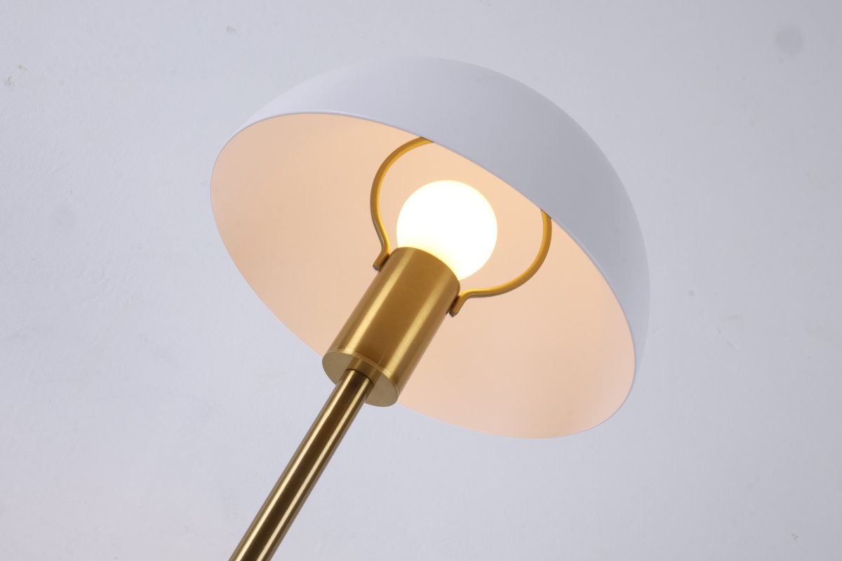 Dito 47cm Vit bordslampa från Nordic Lighting - Den vita sk&auml;rmen och naturvita marmorfoten skapar ett sofistikerat uttryck, medan st&aring;ngen i blank guldfinish tillf&ouml;r en varm och lyxig k&auml;nsla.