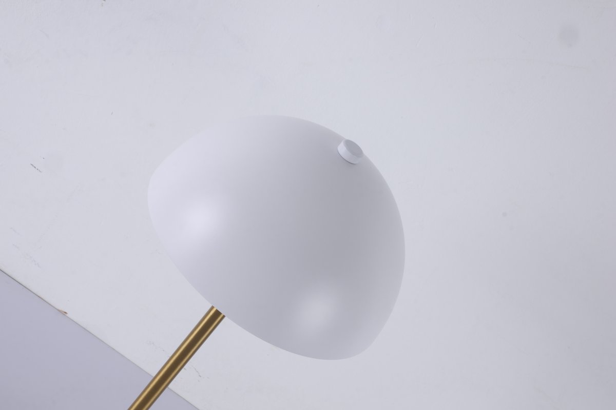Dito 47cm Vit bordslampa från Nordic Lighting - Den vita sk&auml;rmen och naturvita marmorfoten skapar ett sofistikerat uttryck, medan st&aring;ngen i blank guldfinish tillf&ouml;r en varm och lyxig k&auml;nsla.
