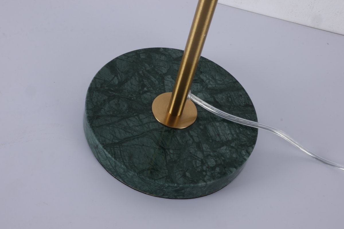 Dito 47cm Grön bordslampa från Nordic Lighting - Den gr&ouml;na sk&auml;rmen och marmorfoten skapar ett sofistikerat uttryck, medan st&aring;ngen i blank guldfinish tillf&ouml;r en varm och lyxig k&auml;nsla.