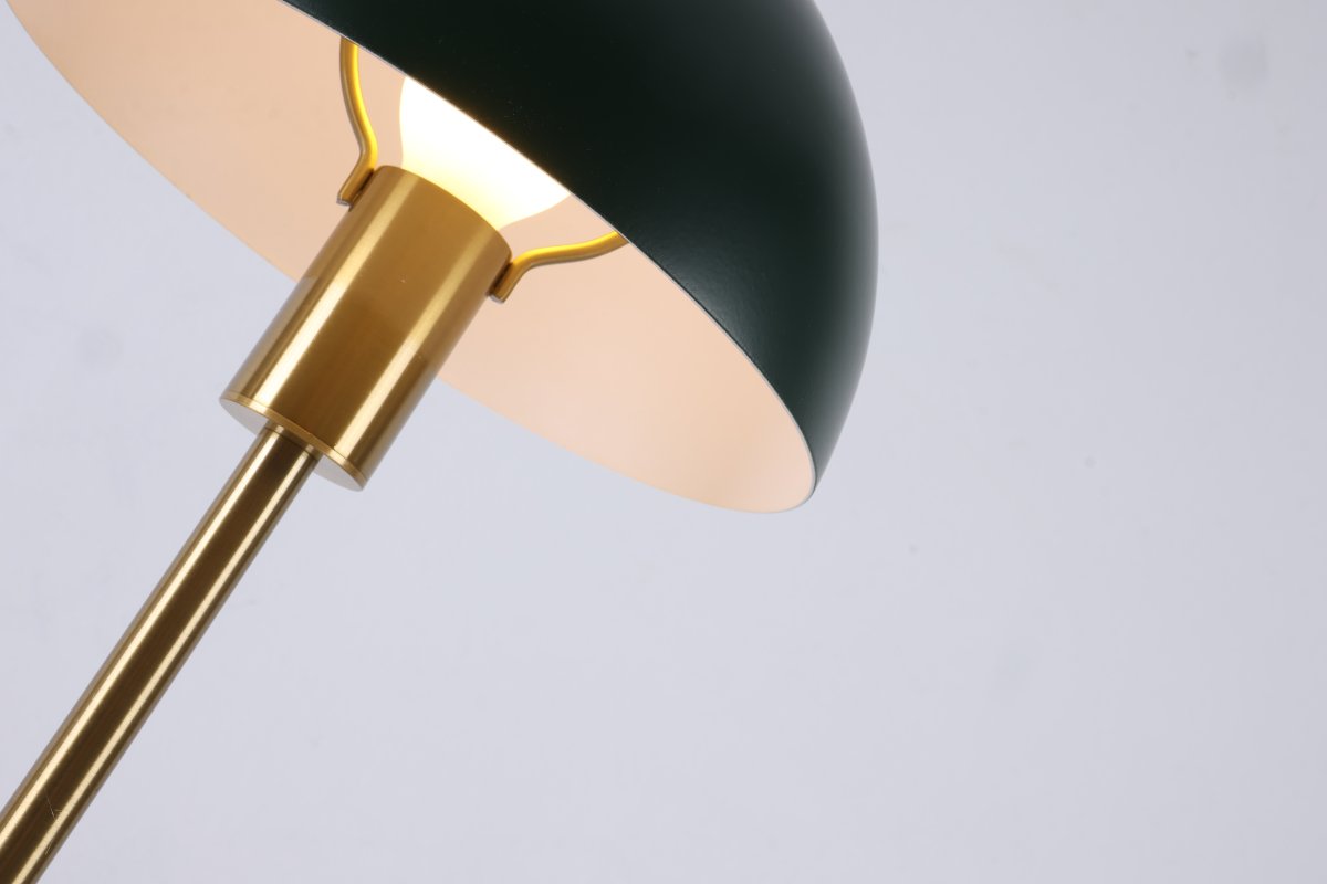 Dito 47cm Grön bordslampa från Nordic Lighting - Den gr&ouml;na sk&auml;rmen och marmorfoten skapar ett sofistikerat uttryck, medan st&aring;ngen i blank guldfinish tillf&ouml;r en varm och lyxig k&auml;nsla.