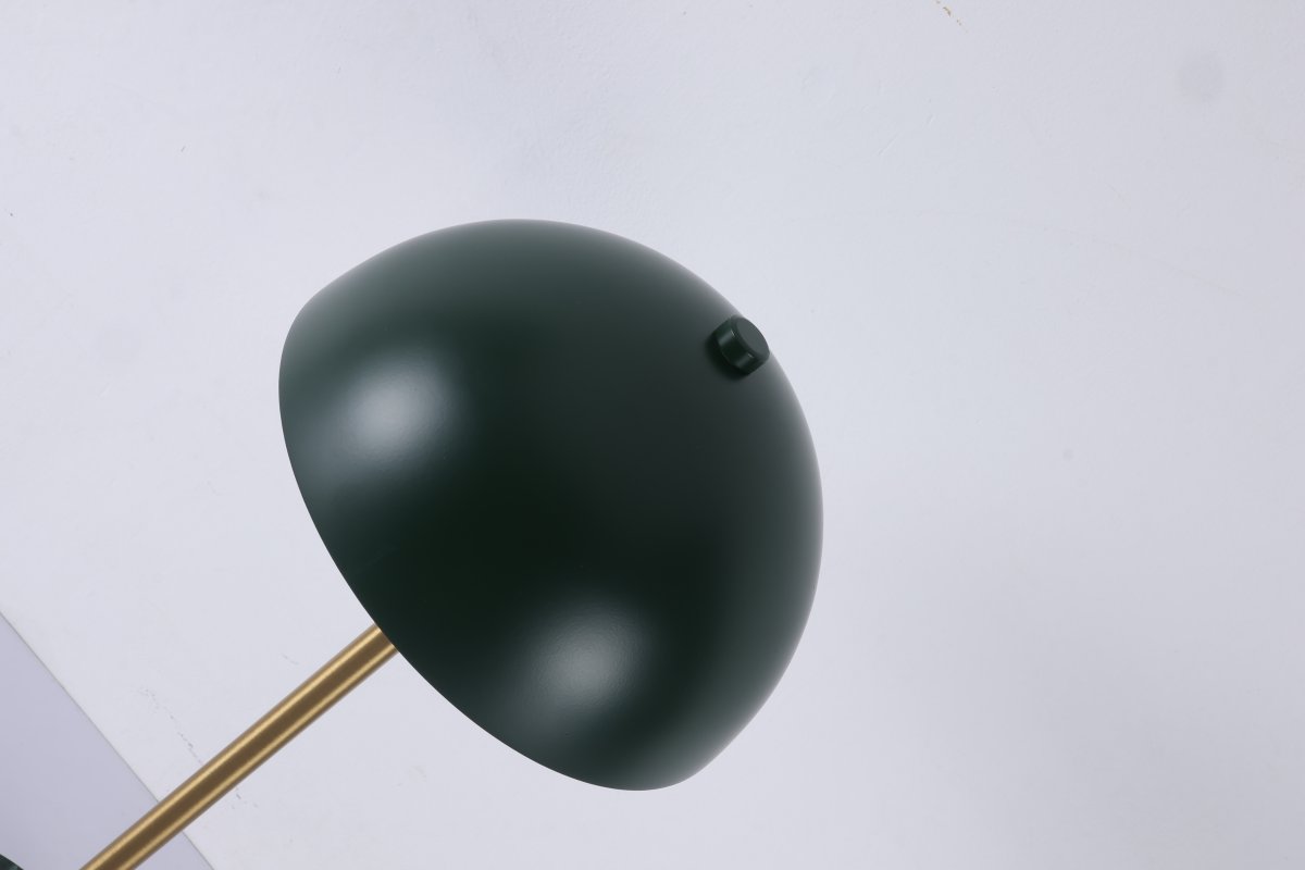 Dito 47cm Grön bordslampa från Nordic Lighting - Den gr&ouml;na sk&auml;rmen och marmorfoten skapar ett sofistikerat uttryck, medan st&aring;ngen i blank guldfinish tillf&ouml;r en varm och lyxig k&auml;nsla.