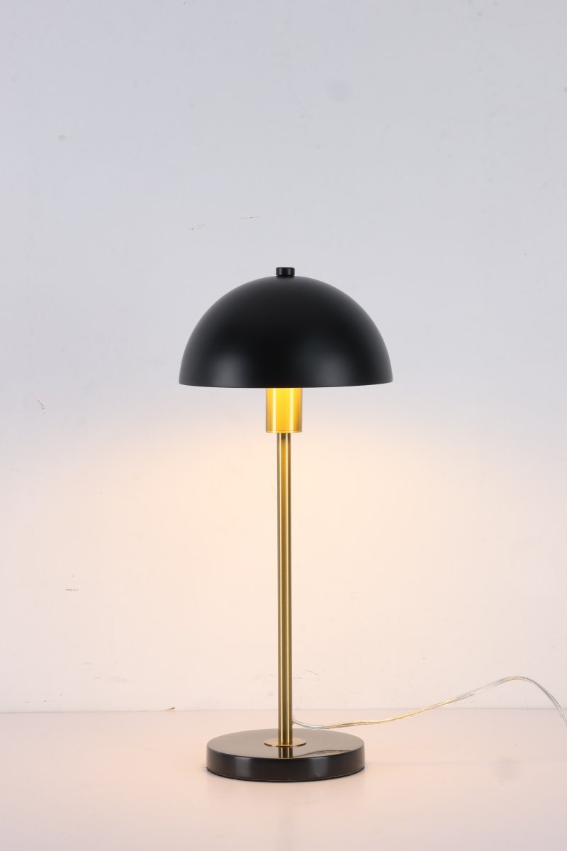 Dito 47cm Svart bordslampa från Nordic Lighting - Den svarta sk&auml;rmen och marmorfoten skapar ett sofistikerat uttryck, medan st&aring;ngen i blank guldfinish tillf&ouml;r en varm och lyxig k&auml;nsla.