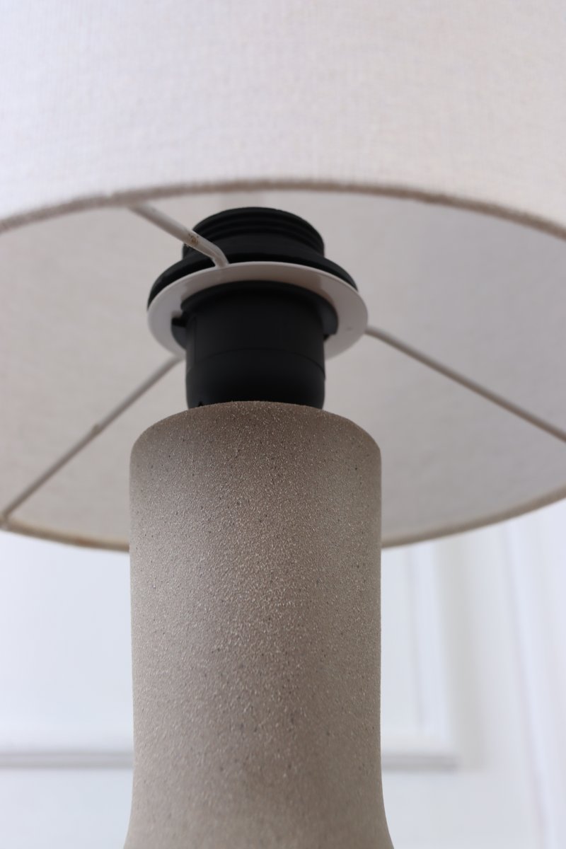 Lill Boda 52cm Sand bordslampa från Nordic Lighting - Lill Boda &auml;r en stilren bordslampa av keramik med en naturlig sandf&auml;rgad fot som ger ett mjukt och harmoniskt uttryck.