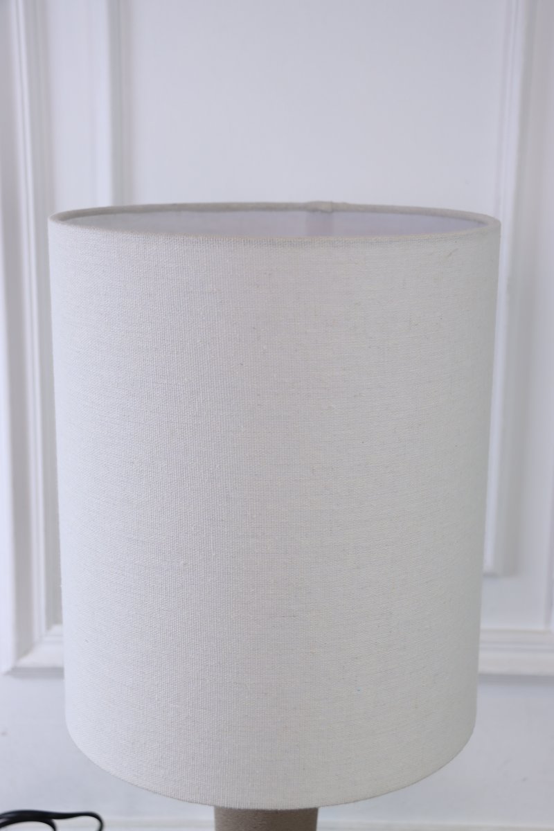 Lill Boda 52cm Sand bordslampa från Nordic Lighting - Lill Boda &auml;r en stilren bordslampa av keramik med en naturlig sandf&auml;rgad fot som ger ett mjukt och harmoniskt uttryck.