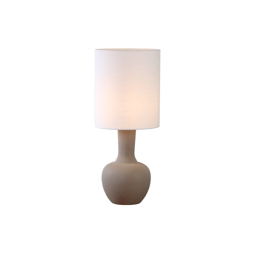 Lill Boda 52cm Sand bordslampa från Nordic Lighting - Lill Boda &auml;r en stilren bordslampa av keramik med en naturlig sandf&auml;rgad fot som ger ett mjukt och harmoniskt uttryck.
