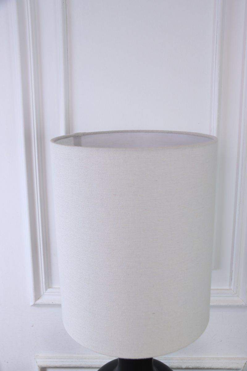 Lill Boda 52cm Svart bordslampa från Nordic Lighting - Lill Boda &auml;r en stilren bordslampa i keramik med en sl&auml;t, svart lampfot som ger ett mjukt och harmoniskt uttryck.