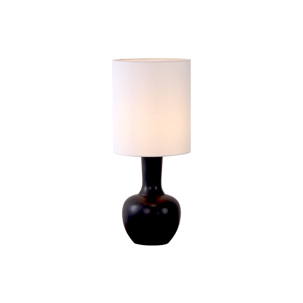 Lill Boda 52cm Svart bordslampa från Nordic Lighting - Lill Boda &auml;r en stilren bordslampa i keramik med en sl&auml;t, svart lampfot som ger ett mjukt och harmoniskt uttryck.