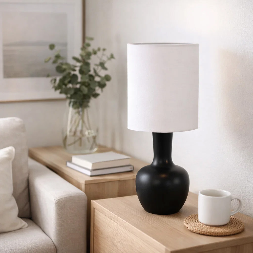 Lill Boda 52cm Svart bordslampa från Nordic Lighting - Lill Boda &auml;r en stilren bordslampa i keramik med en sl&auml;t, svart lampfot som ger ett mjukt och harmoniskt uttryck.
